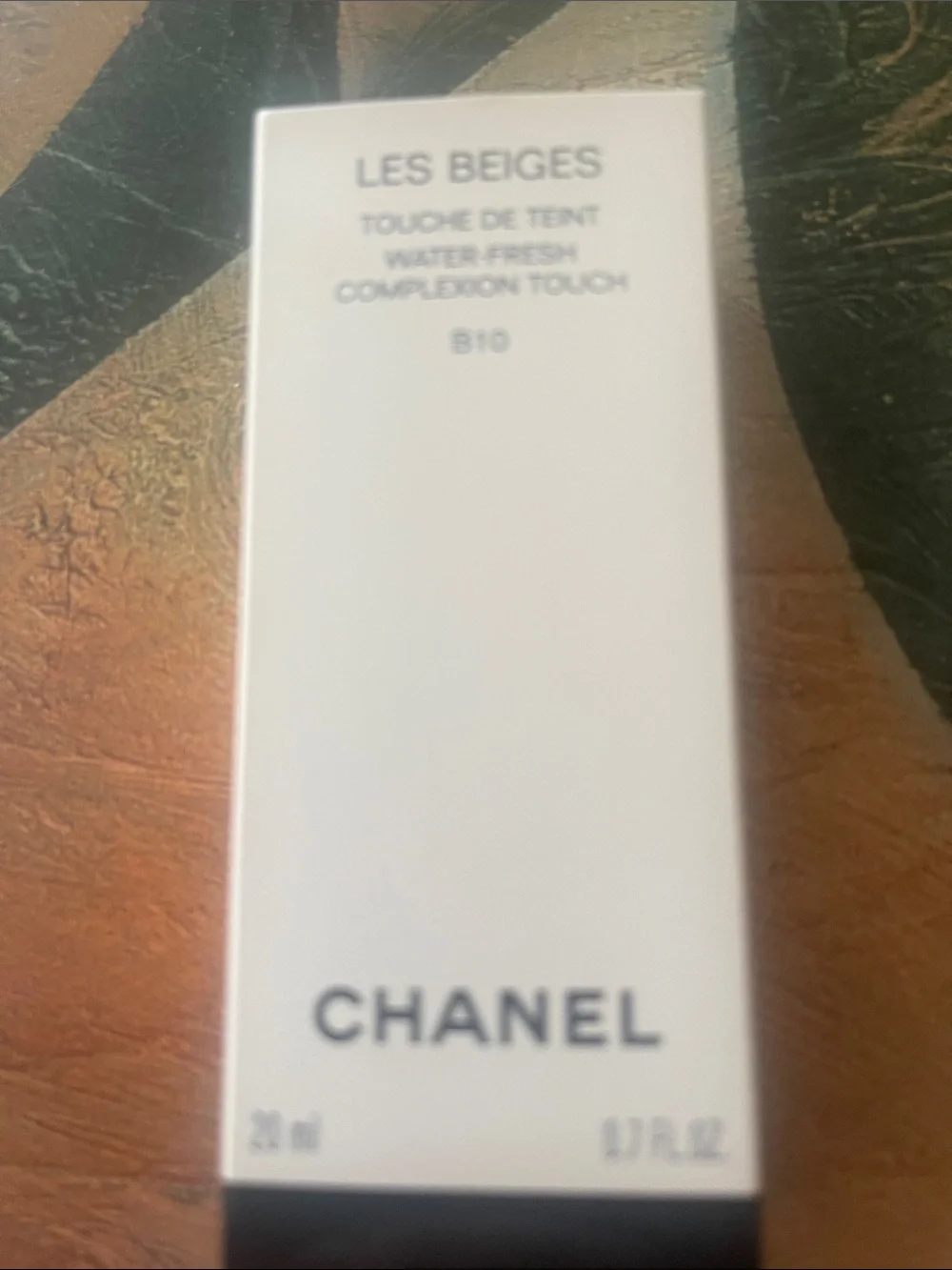 CHANEL Les Beiges Water-Fresh Complexion Touch B10 - new